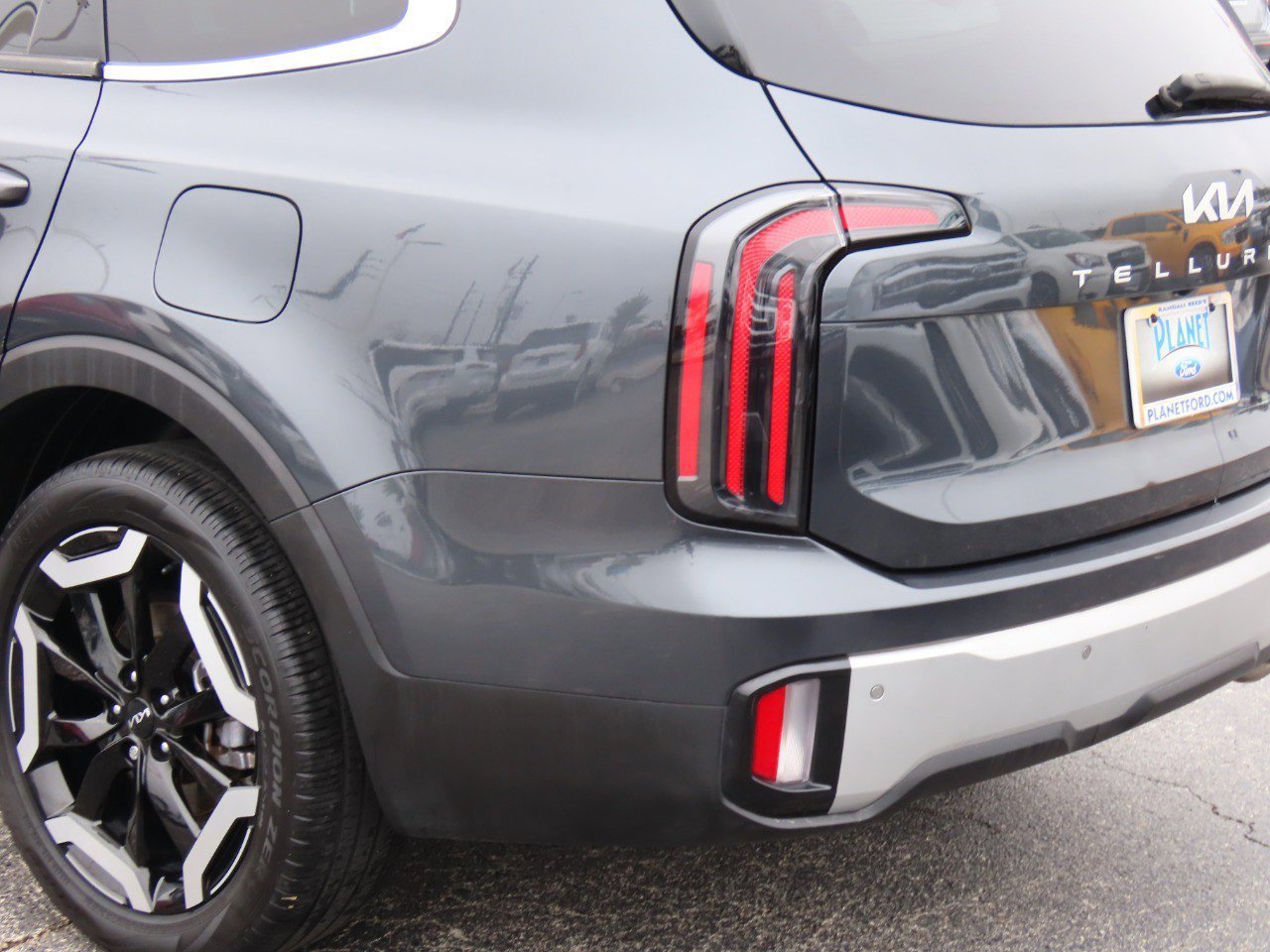 Used 2024 Kia Telluride EX w/ EX Captain's Chair Package image 17
