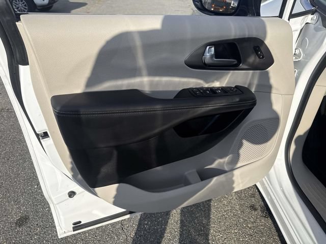 Used 2024 Chrysler Pacifica Touring-L FWD image 24
