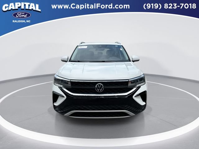 Used 2023 Volkswagen Taos SE w/ Panoramic Sunroof Package AWD/4WD image 3
