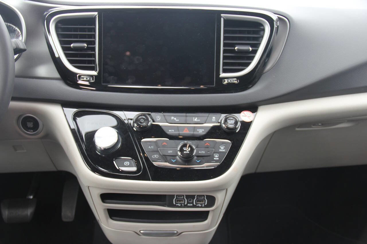 Used 2024 Chrysler Pacifica Touring-L FWD image 23