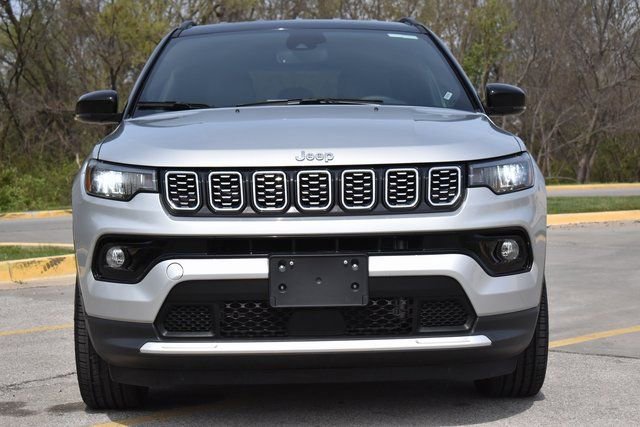 Used 2025 Jeep Compass Limited AWD/4WD image 2