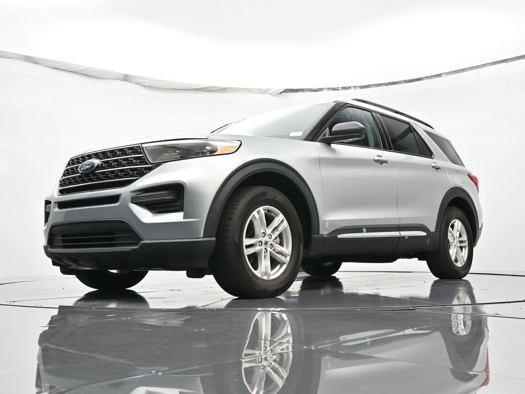 Certified 2022 Ford Explorer XLT image 3