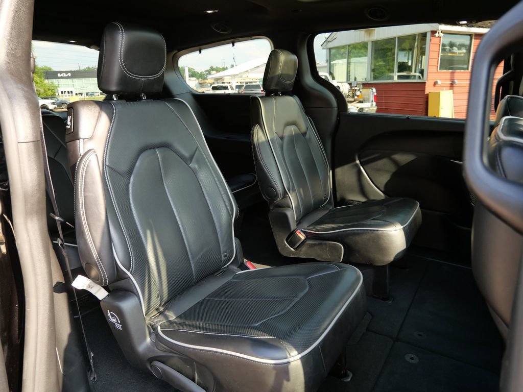 Used 2025 Chrysler Pacifica Limited FWD image 14
