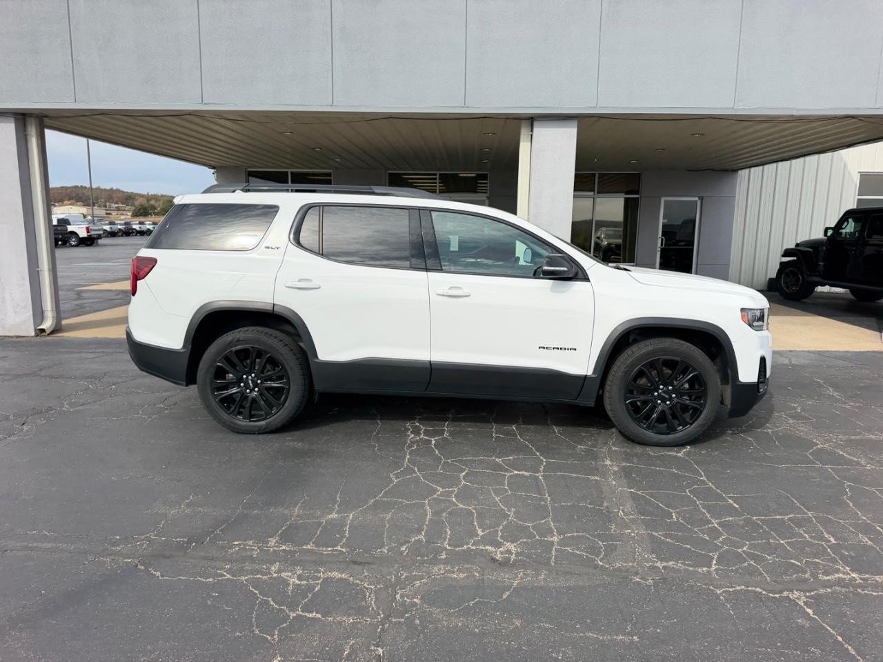 Used 2023 GMC Acadia SLT w/ Elevation Edition AWD/4WD image 2