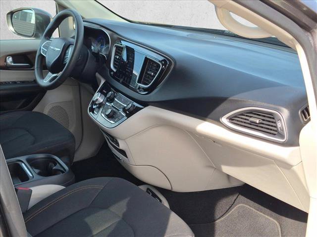 Used 2018 Chrysler Pacifica Touring Plus FWD image 26