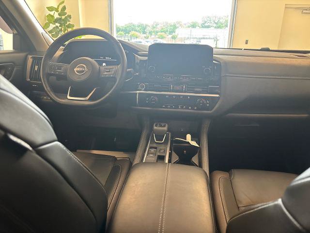 Used 2024 Nissan Pathfinder Platinum FWD image 8
