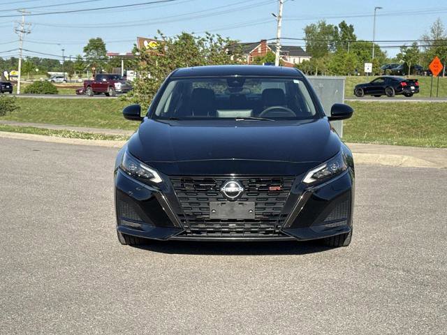 Used 2023 Nissan Altima 2.5 SR w/ SR Premium Package FWD image 2