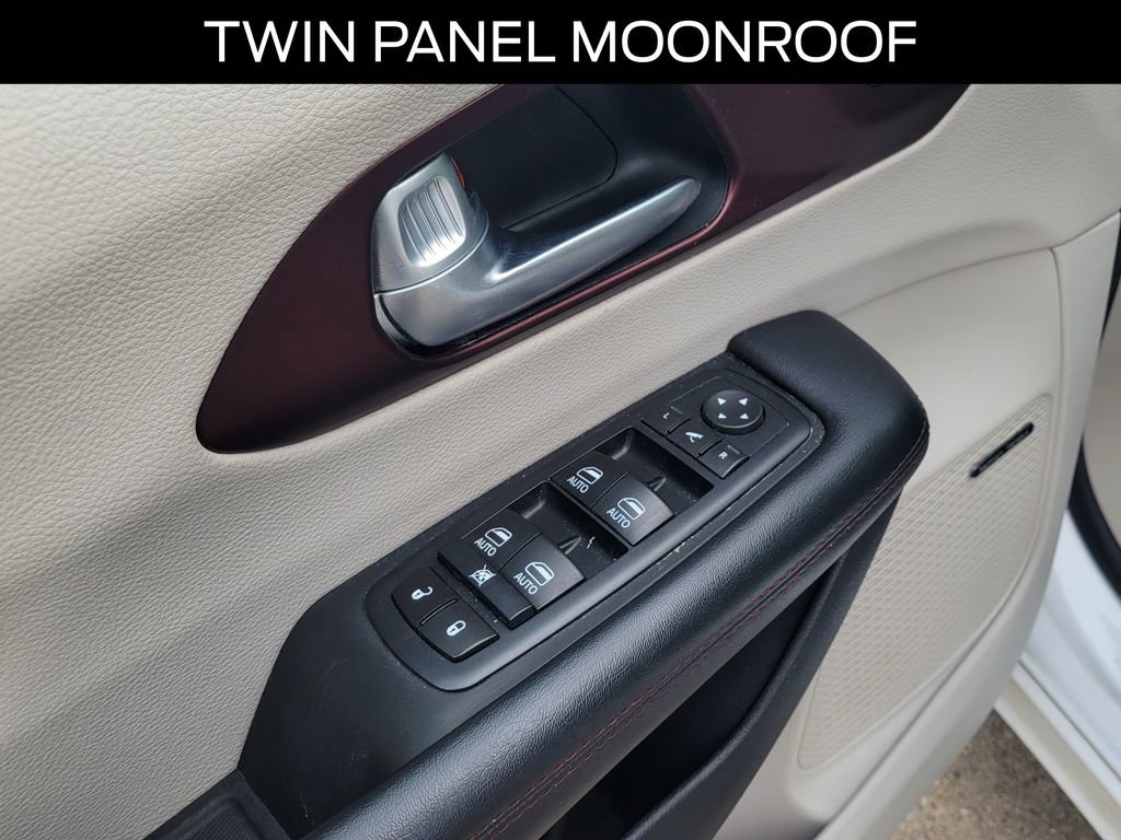 Used 2017 Chrysler Pacifica Limited image 17