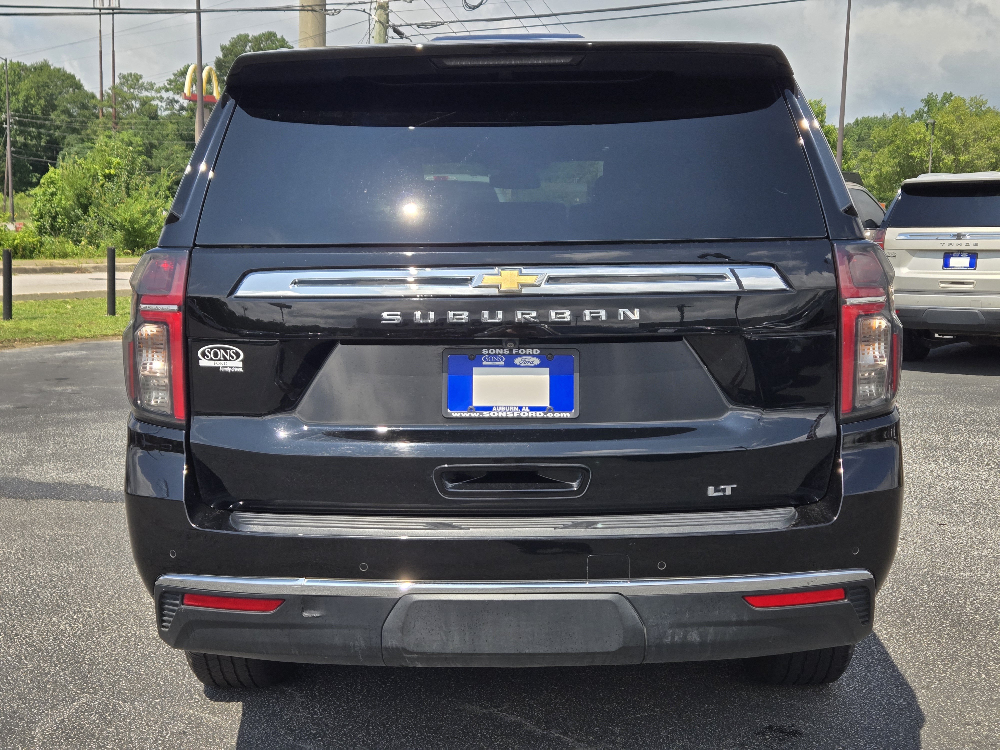 Used 2024 Chevrolet Suburban LT w/ Luxury Package RWD image 9