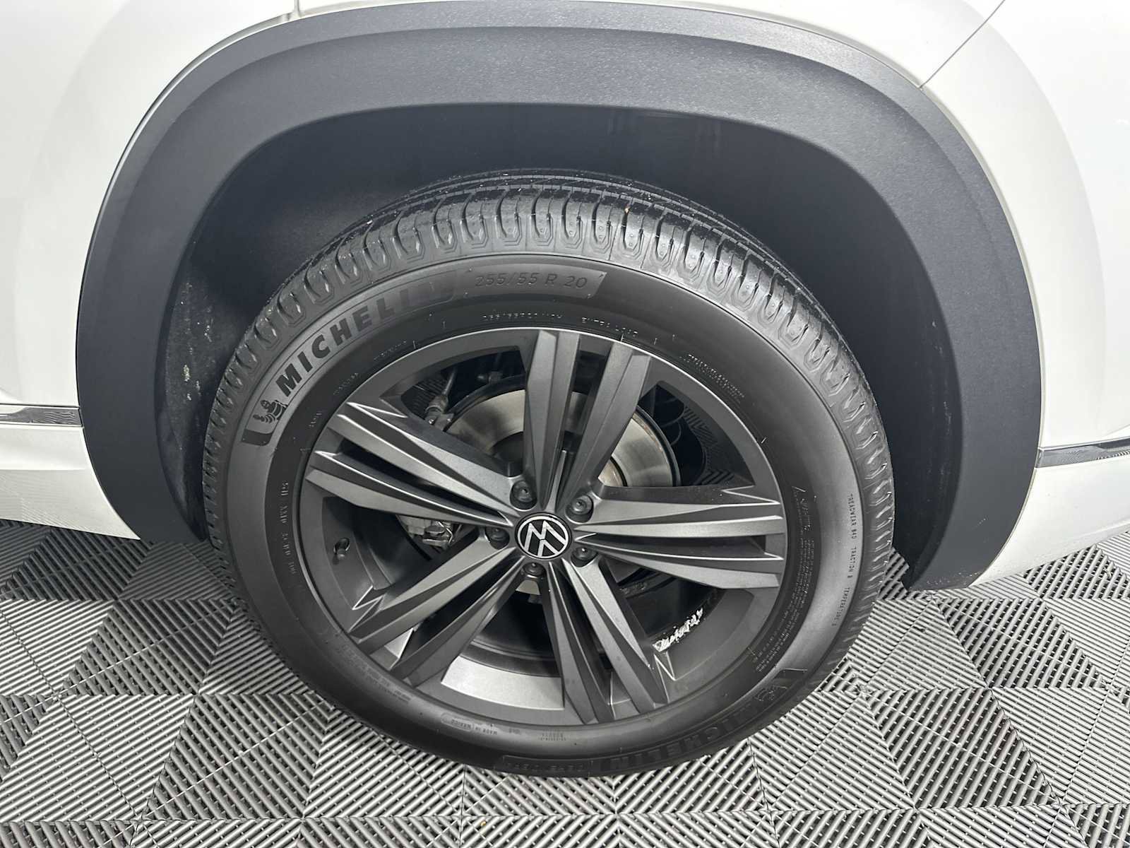 Used 2022 Volkswagen Atlas Cross Sport SEL R-Line image 32