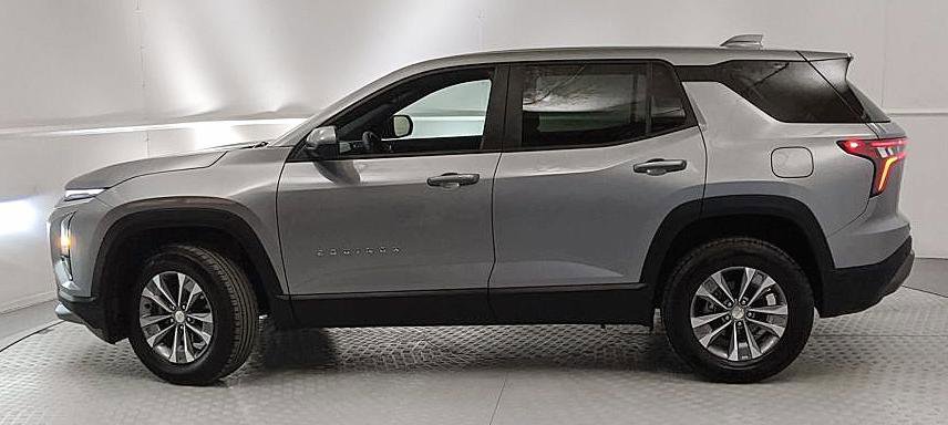 Used 2025 Chevrolet Equinox LT image 2