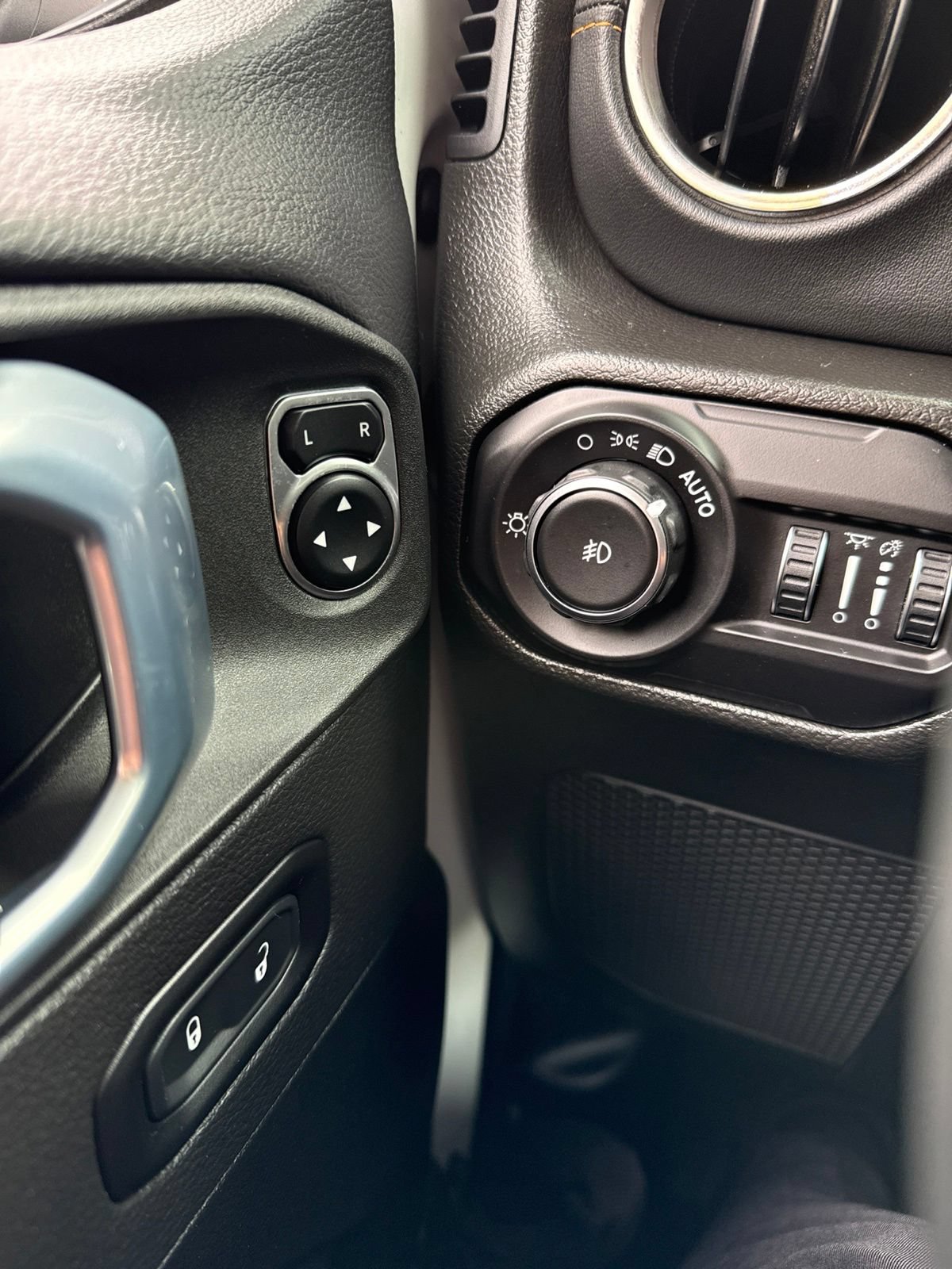 Used 2021 Jeep Wrangler Unlimited Sahara AWD/4WD image 15