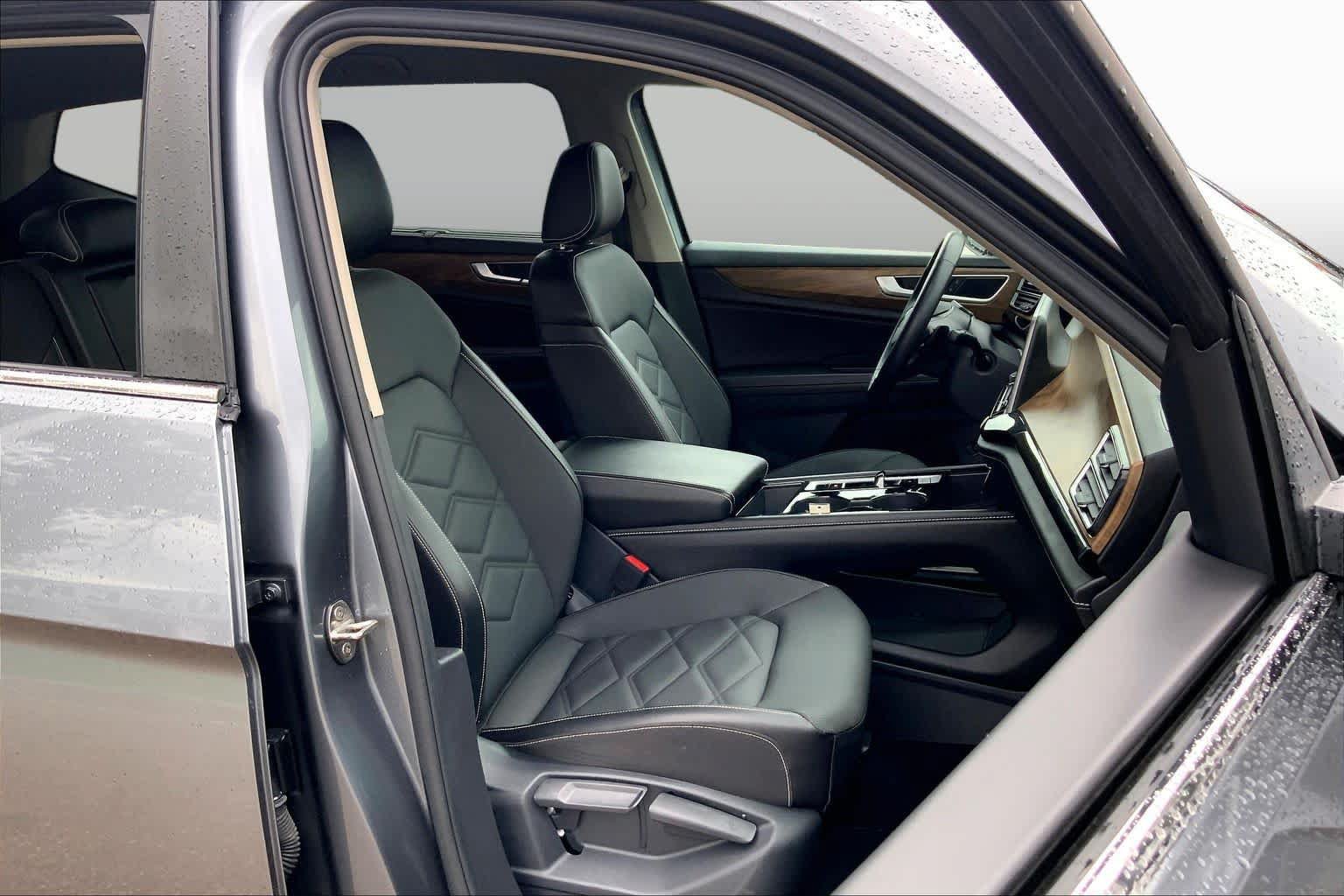Used 2025 Volkswagen Atlas SE FWD image 9