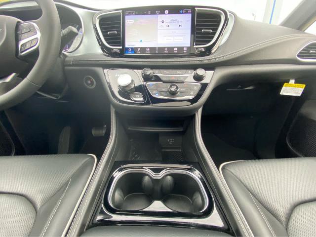 Used 2026 Chrysler Pacifica Limited FWD image 34