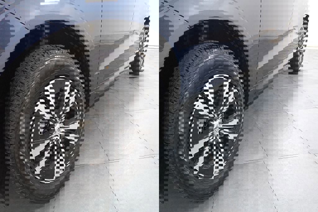 Used 2023 Volvo XC60 B5 Core image 31