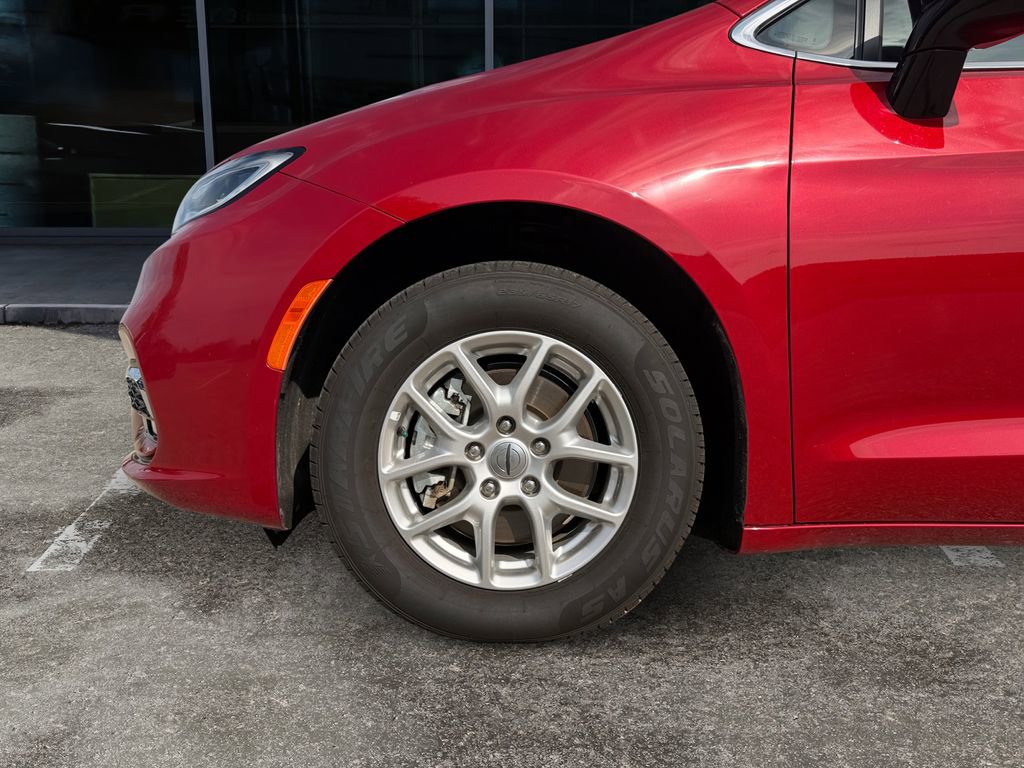 Used 2025 Chrysler Pacifica Select FWD image 7
