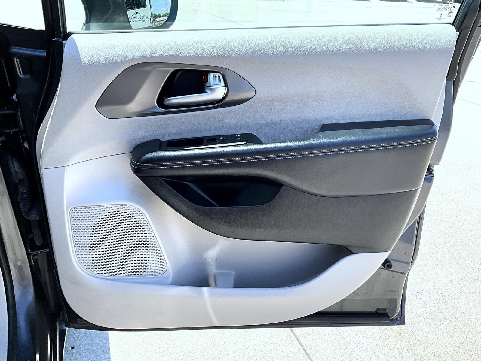 Used 2022 Chrysler Pacifica Touring-L FWD image 17