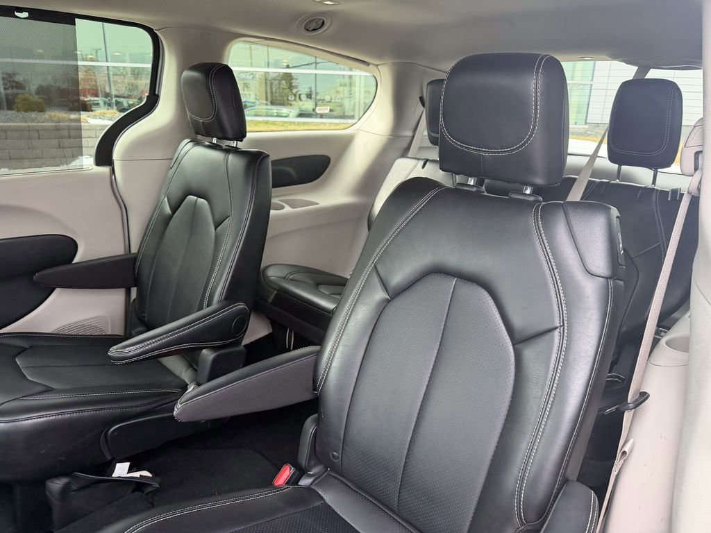 Used 2024 Chrysler Pacifica Touring-L image 13