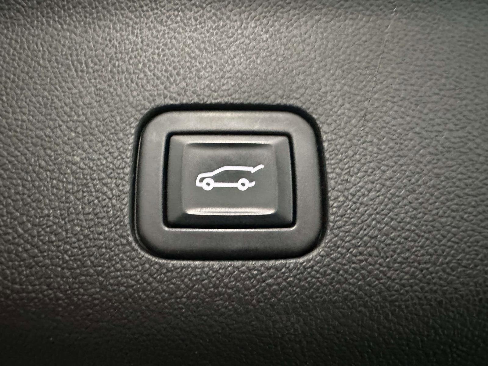 Used 2023 GMC Yukon Denali image 11