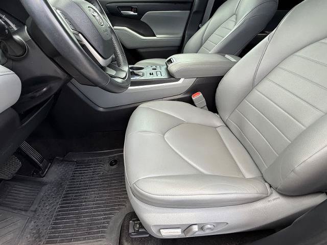 Used 2023 Toyota Highlander XLE AWD/4WD image 14