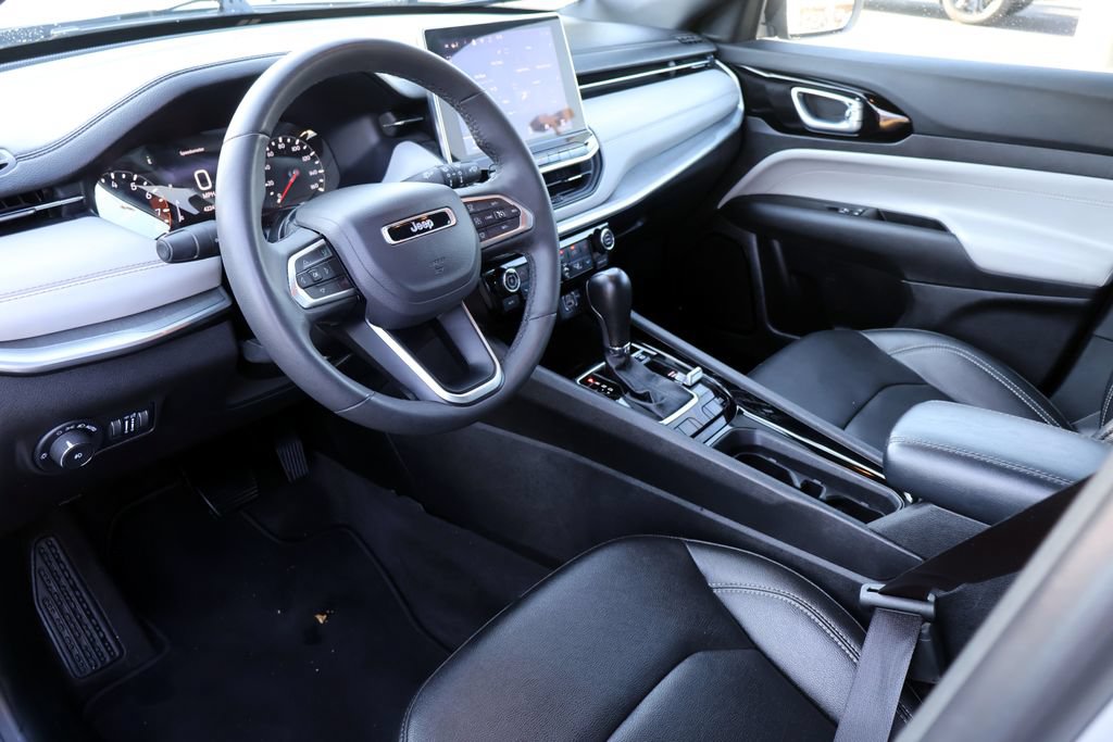Used 2025 Jeep Compass Limited AWD/4WD image 4