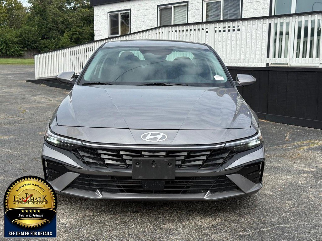 Used 2025 Hyundai Elantra SEL FWD image 2