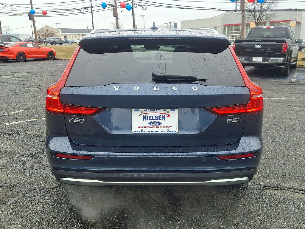 Used 2023 Volvo V60 B5 Cross Country Plus image 5