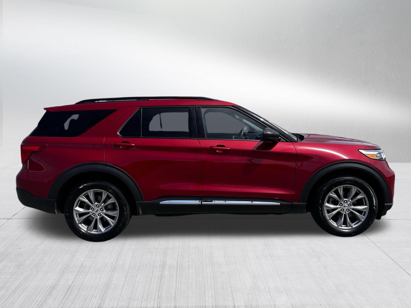 Certified 2022 Ford Explorer XLT w/ Equipment Group 202A AWD/4WD image 8