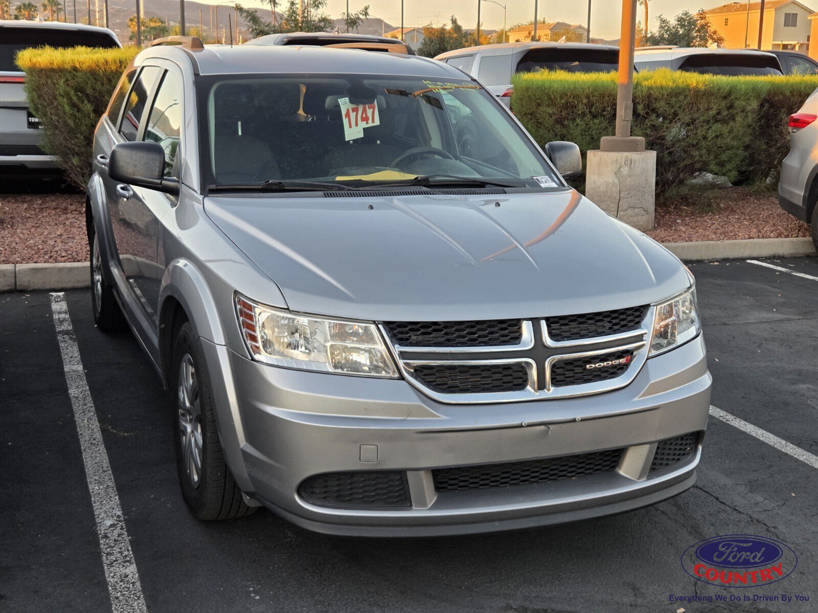 Used 2019 Dodge Journey SE FWD image 1