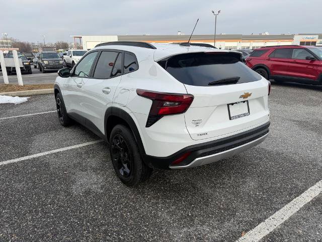 Used 2025 Chevrolet Trax LT w/ LT Convenience Package image 3