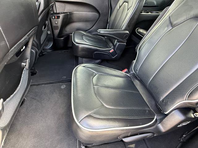 Used 2025 Chrysler Pacifica Limited FWD image 11