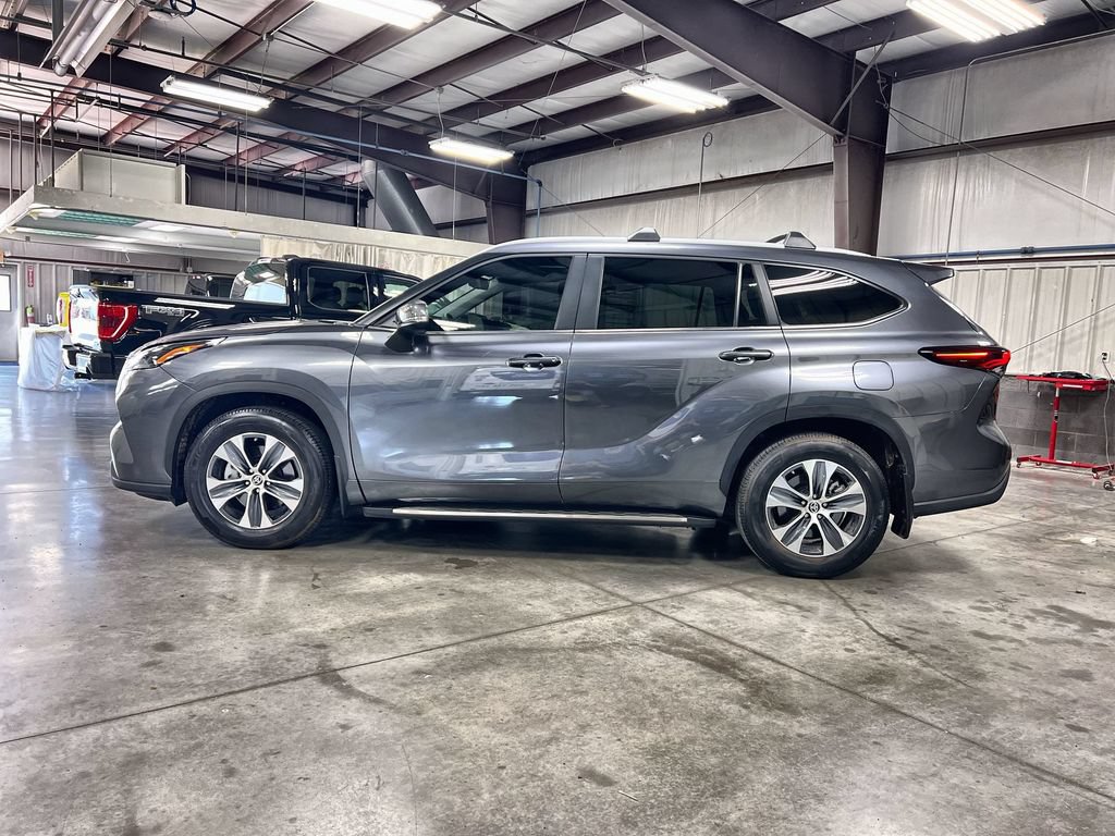 Used 2024 Toyota Highlander XLE FWD image 5