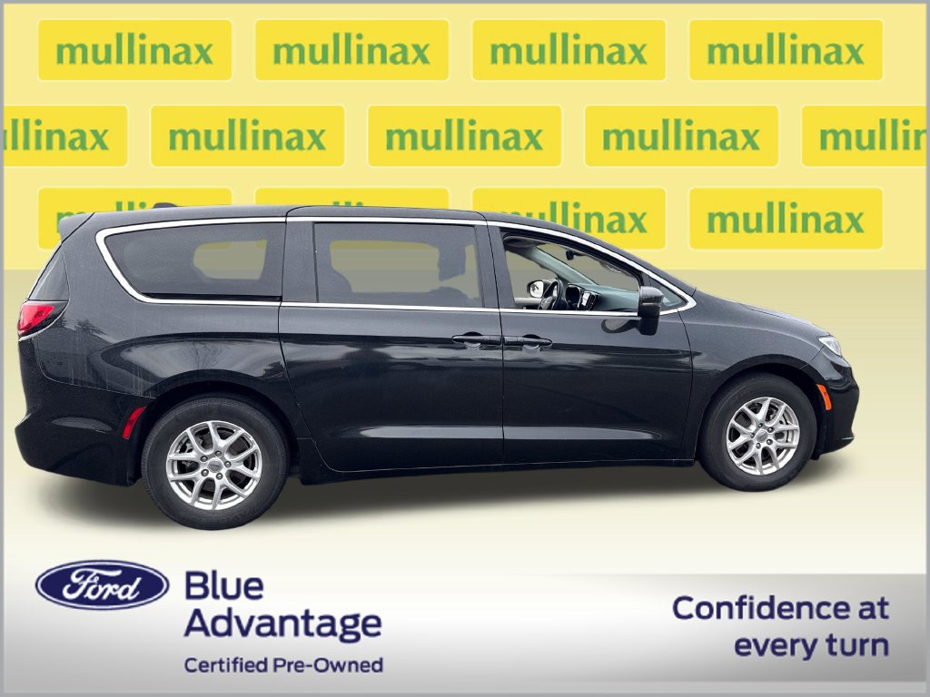 Used 2023 Chrysler Pacifica Touring-L FWD image 2