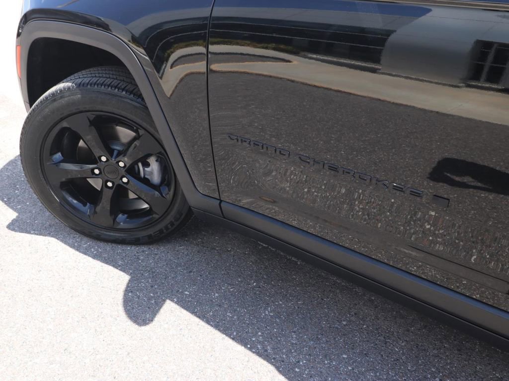 Used 2023 Jeep Grand Cherokee L Laredo RWD image 3