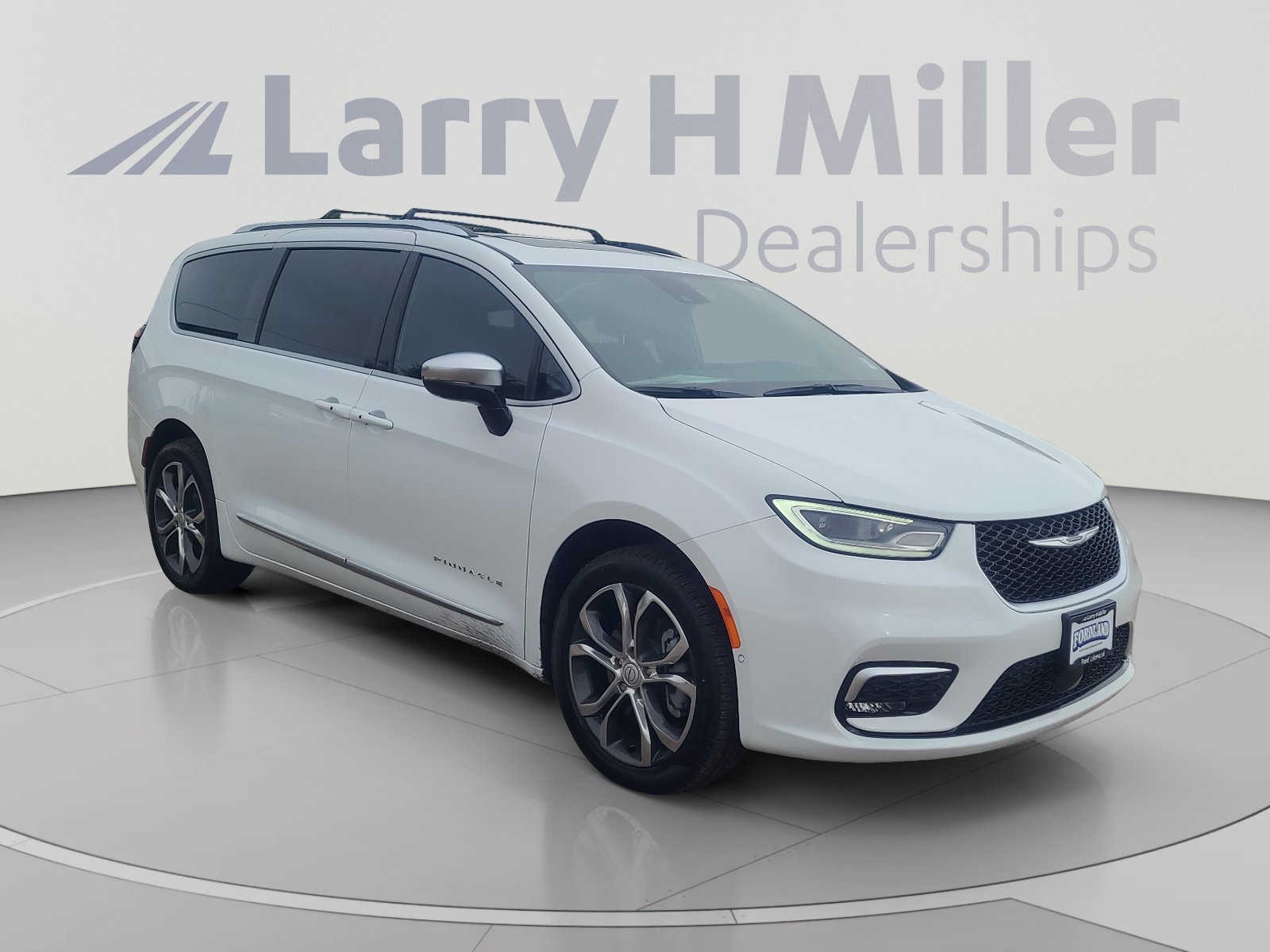Used 2026 Chrysler Pacifica Pinnacle w/ Trailer Tow Group AWD/4WD image 7