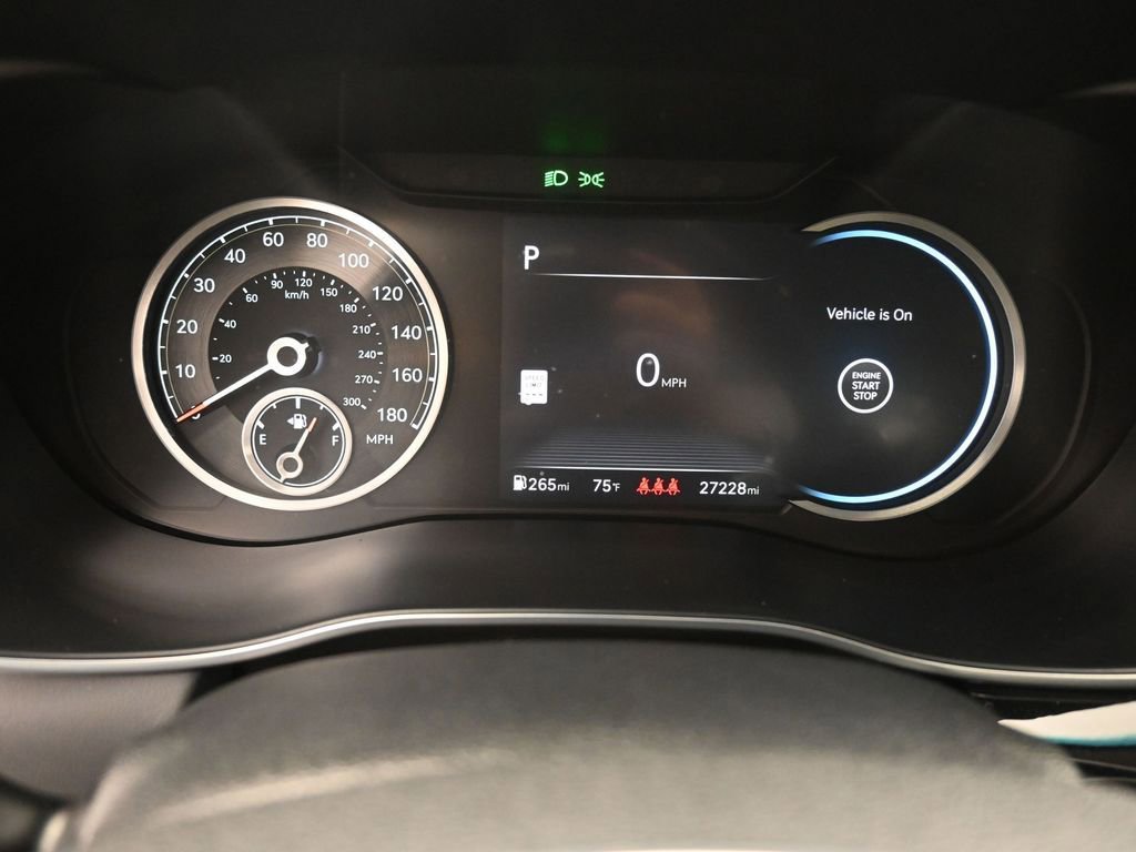 Used 2025 Genesis G70 2.5T image 6