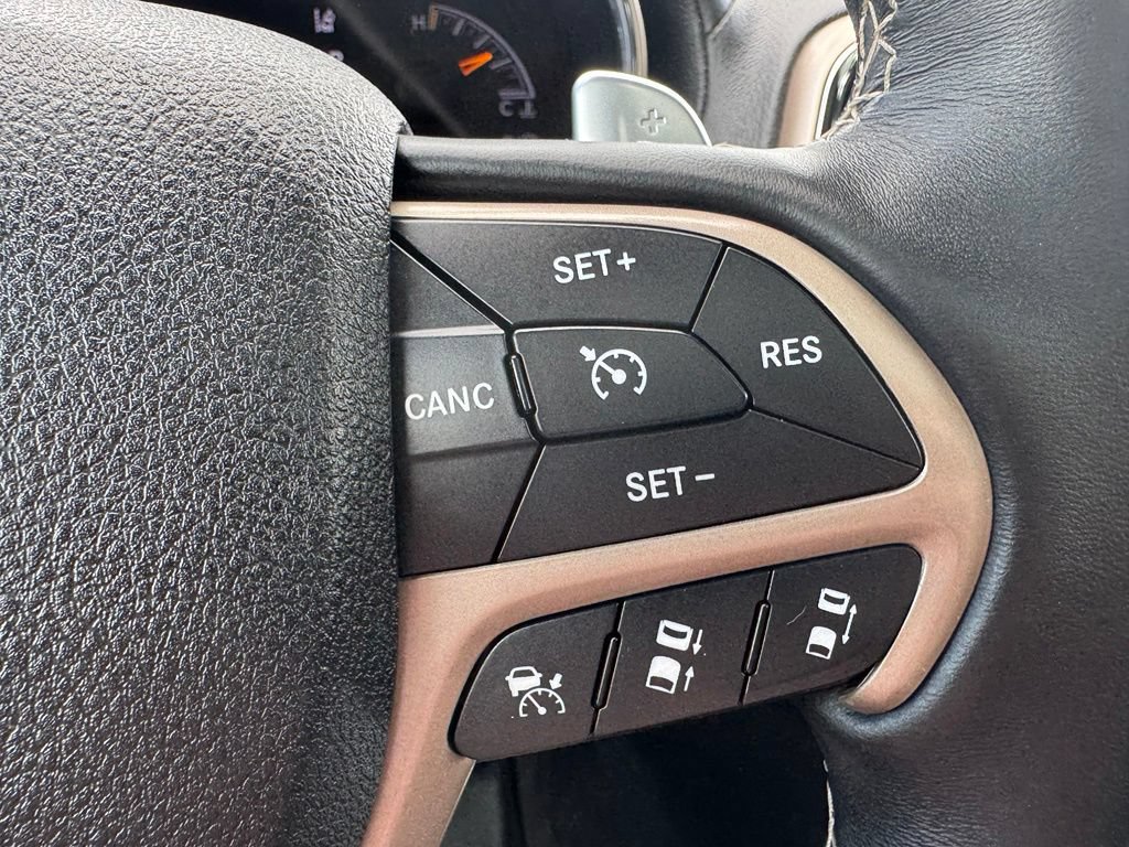 Used 2017 Jeep Grand Cherokee Overland w/ Jeep Active Safety Group AWD/4WD image 37