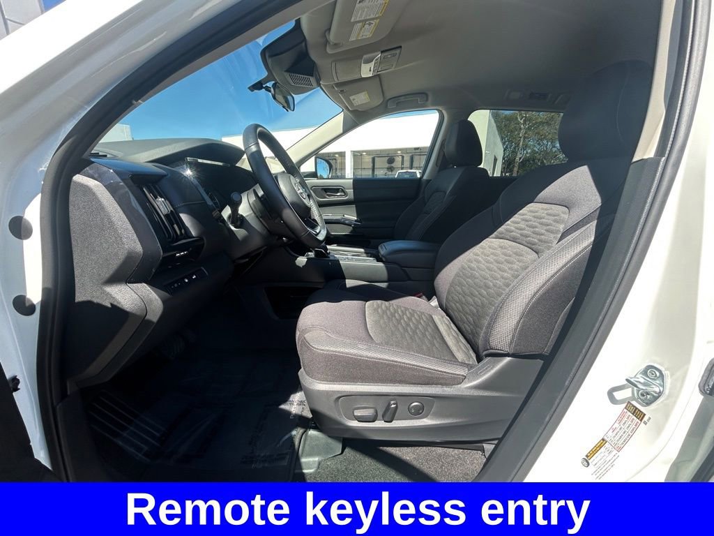 Used 2025 Nissan Pathfinder SV FWD image 10