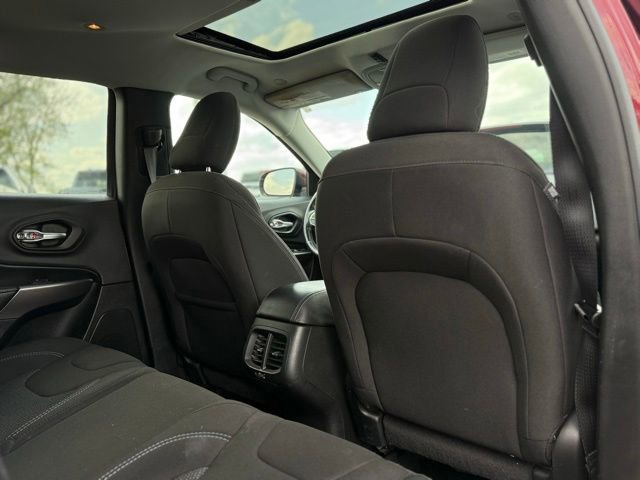 Used 2020 Jeep Cherokee Latitude w/ Cold Weather Group AWD/4WD image 16