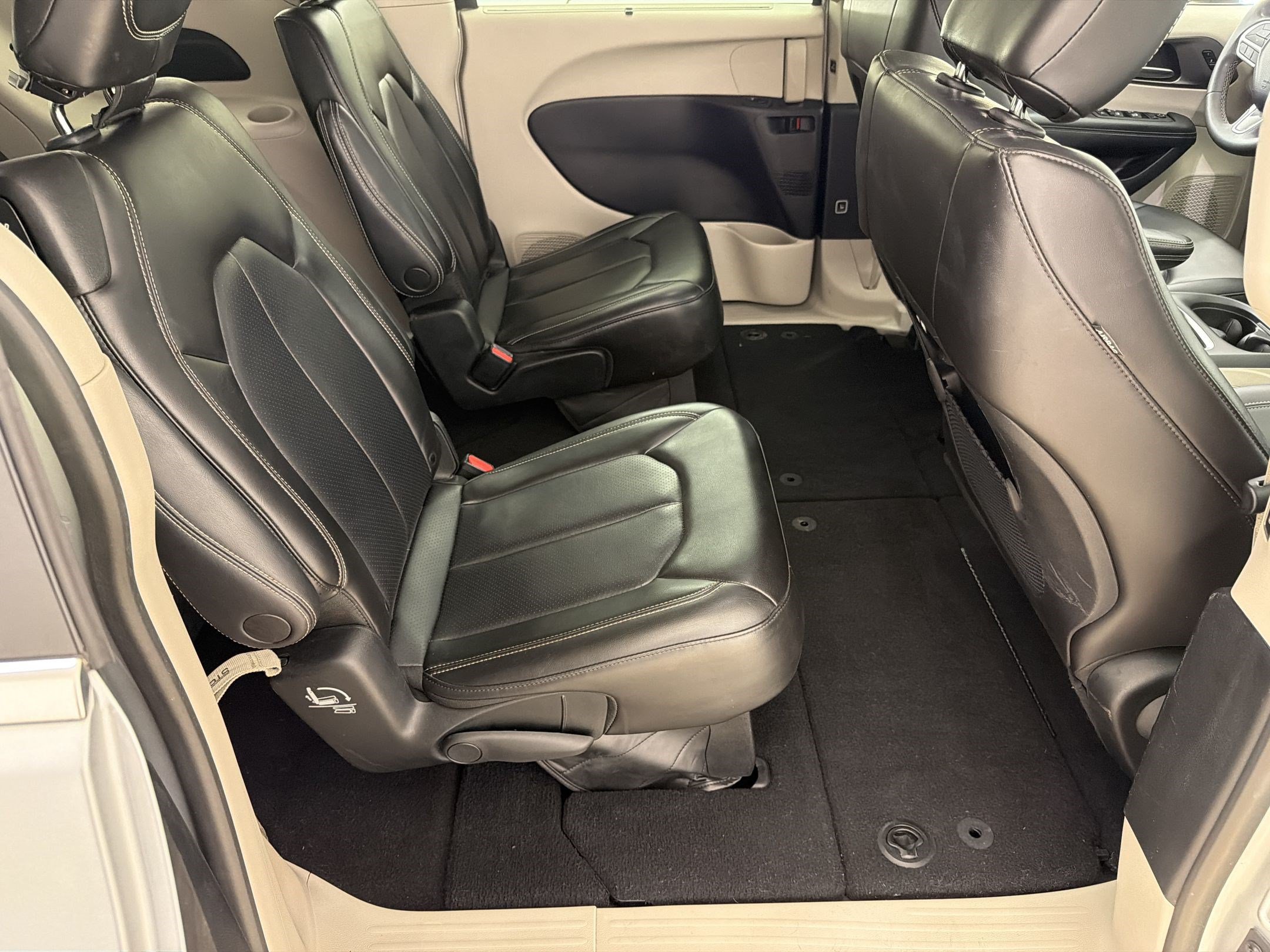 Used 2023 Chrysler Pacifica Touring-L FWD image 28