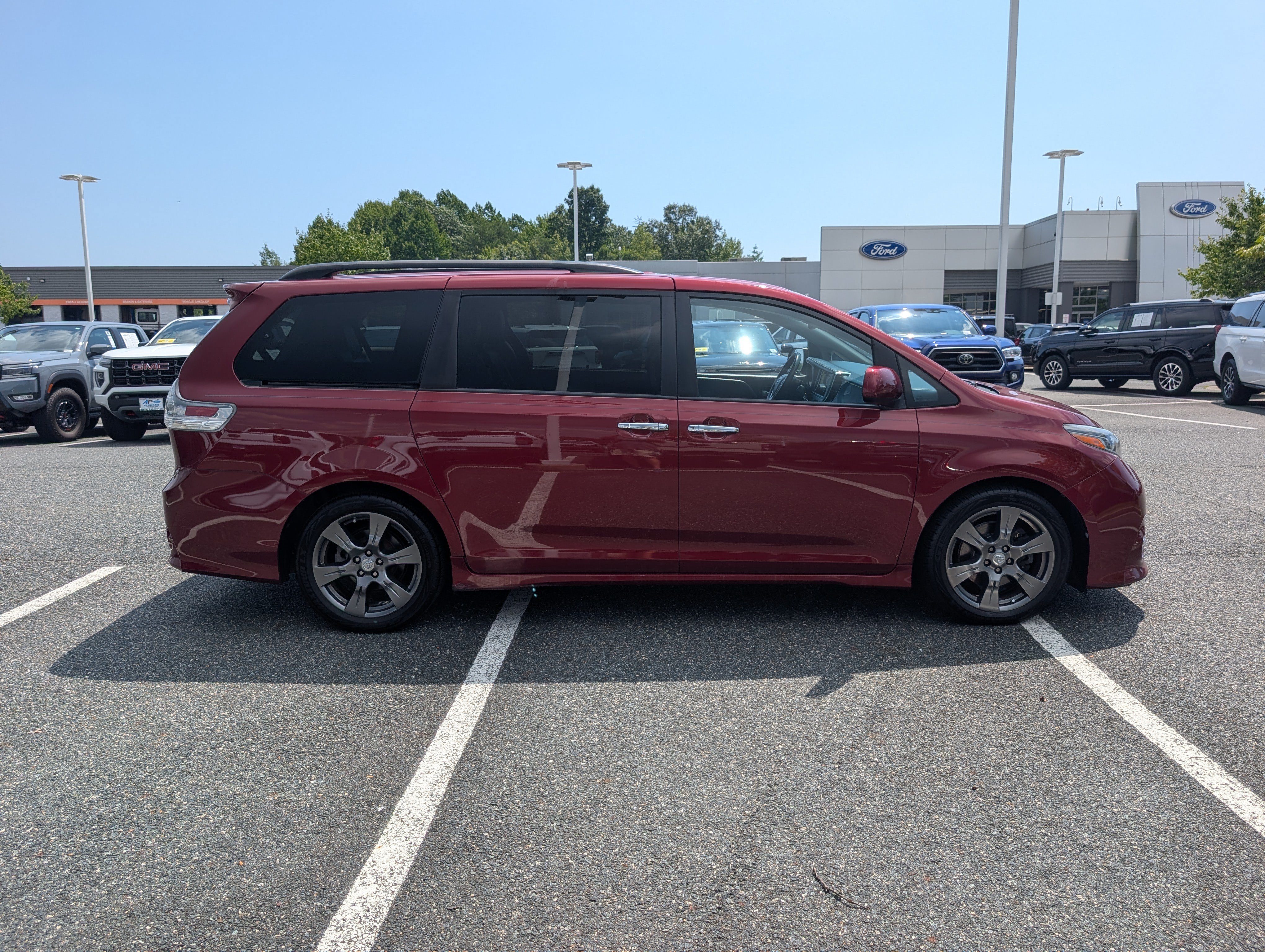 Used 2017 Toyota Sienna SE Premium FWD image 2