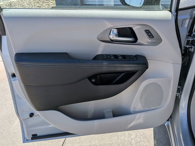 Used 2023 Chrysler Pacifica Touring-L FWD image 12
