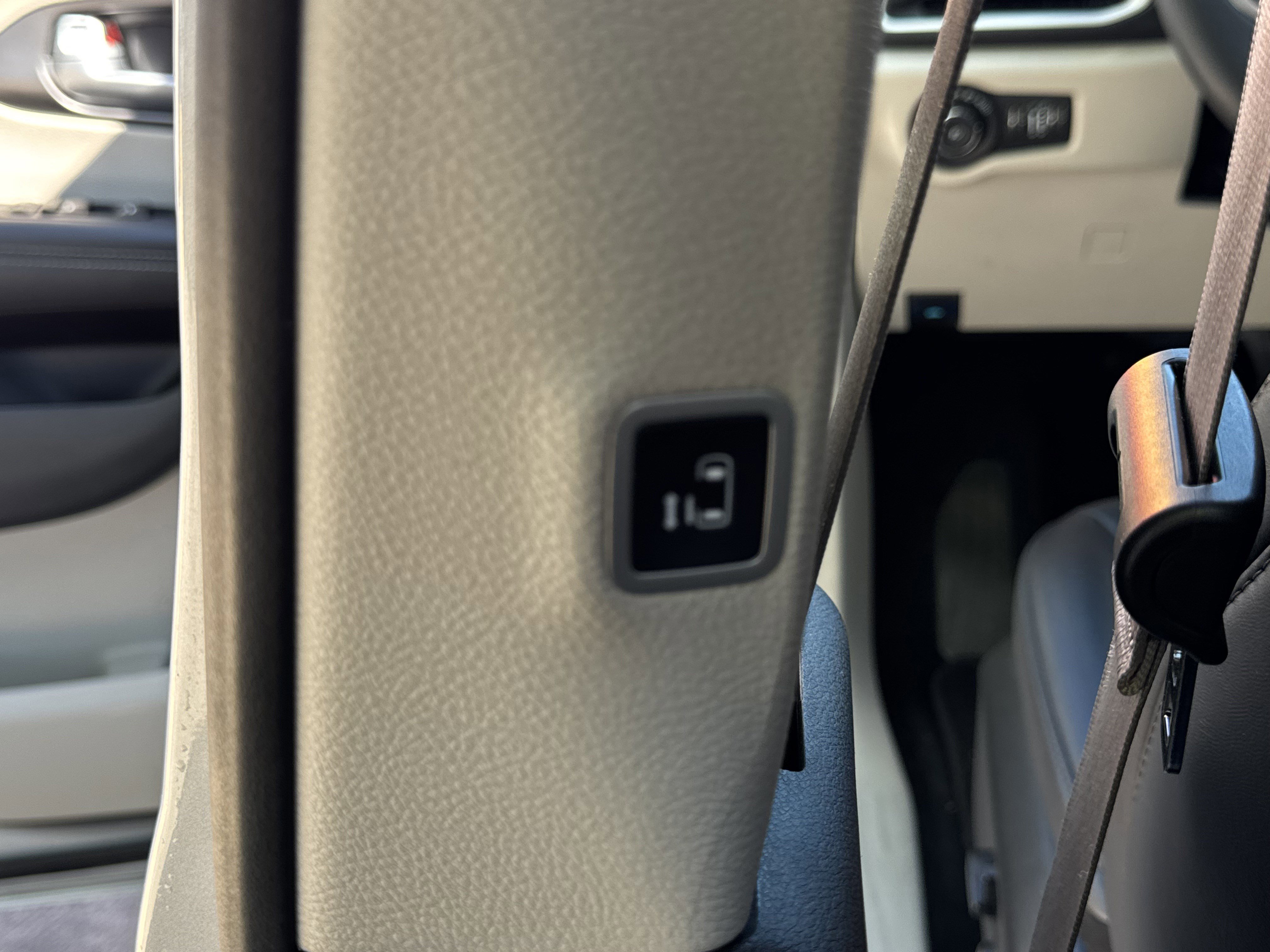 Used 2024 Chrysler Pacifica Touring-L image 14