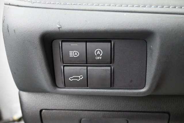 Used 2025 Toyota Highlander LE FWD image 22