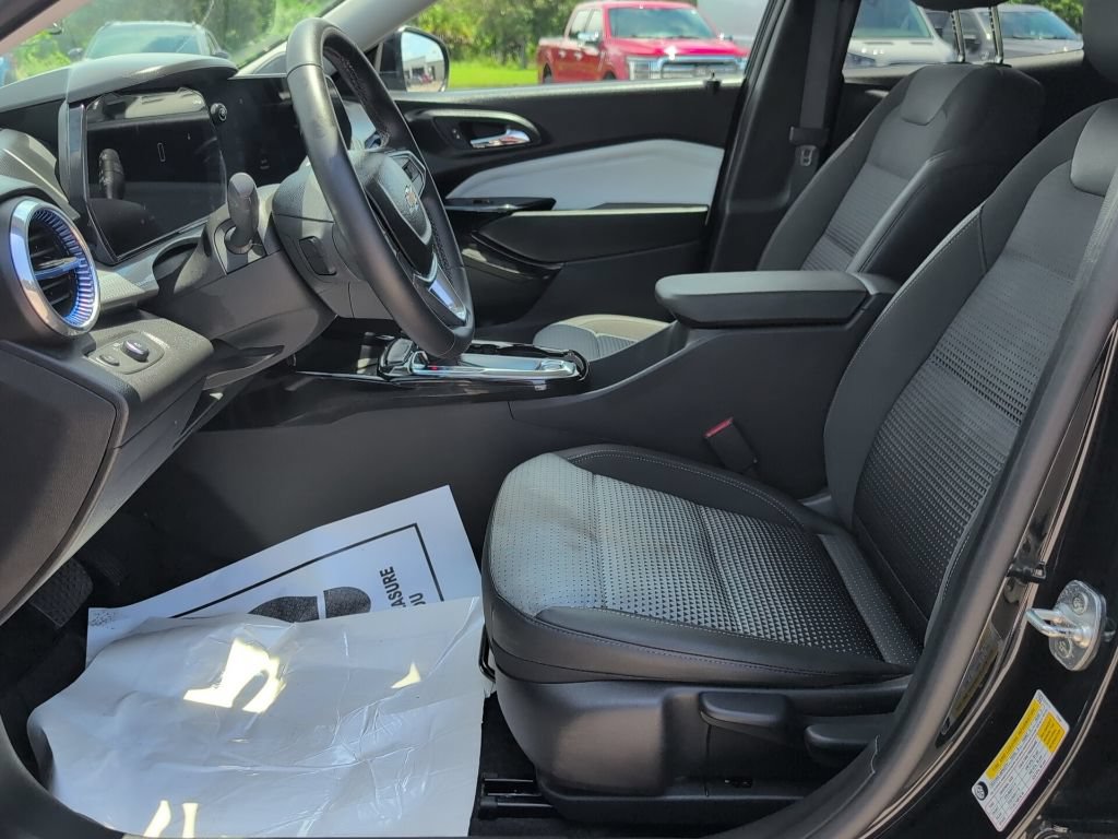 Used 2024 Chevrolet Trax LT w/ Sunroof Package FWD image 9