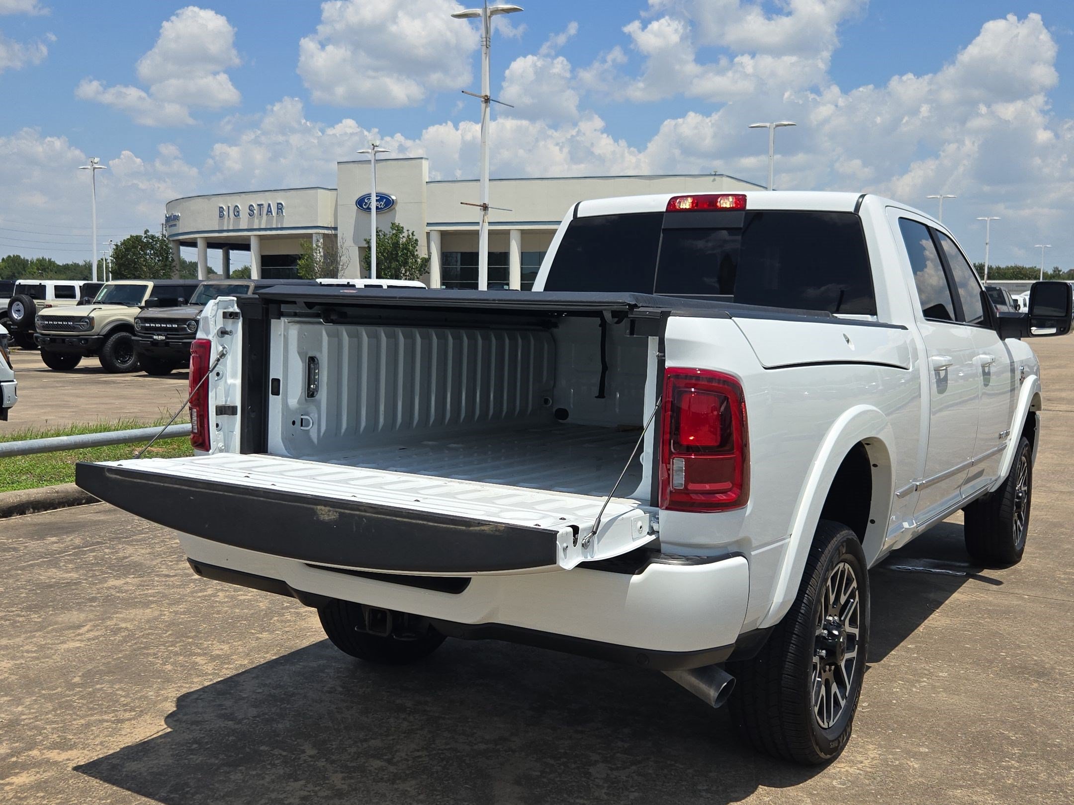 Used 2025 RAM 2500 Limited AWD/4WD image 30
