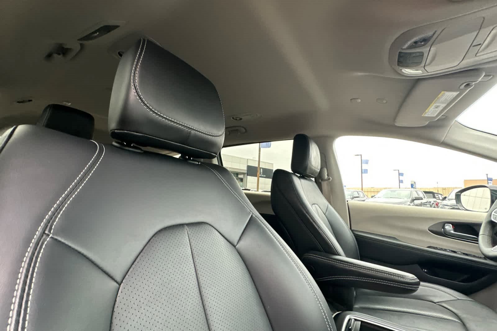 Used 2024 Chrysler Pacifica Select image 19