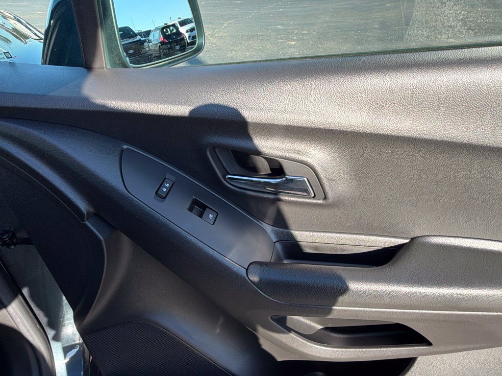 Used 2021 Chevrolet Trax LT w/ Premium Seat Package AWD/4WD image 43