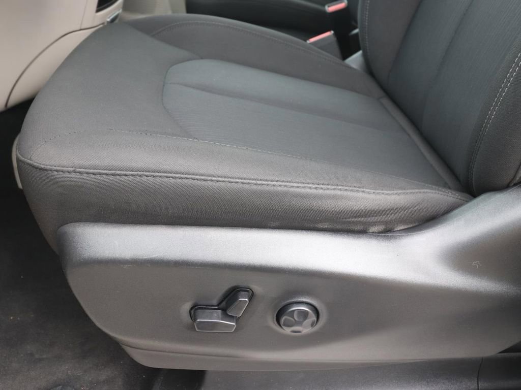 Used 2023 Chrysler Voyager LX FWD image 16
