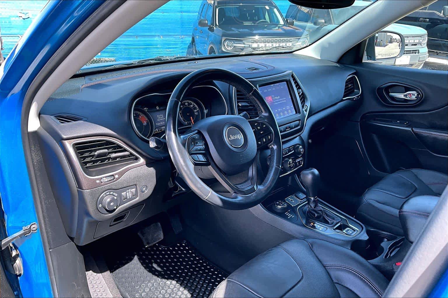 Used 2021 Jeep Cherokee Trailhawk w/ Technology Group AWD/4WD image 17
